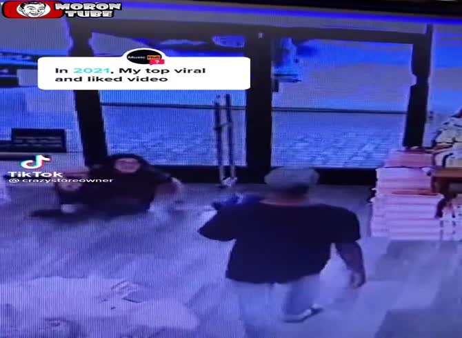 Video :The saleswoman forces this robber to reconsider his plan to leave with the clothing without paying!